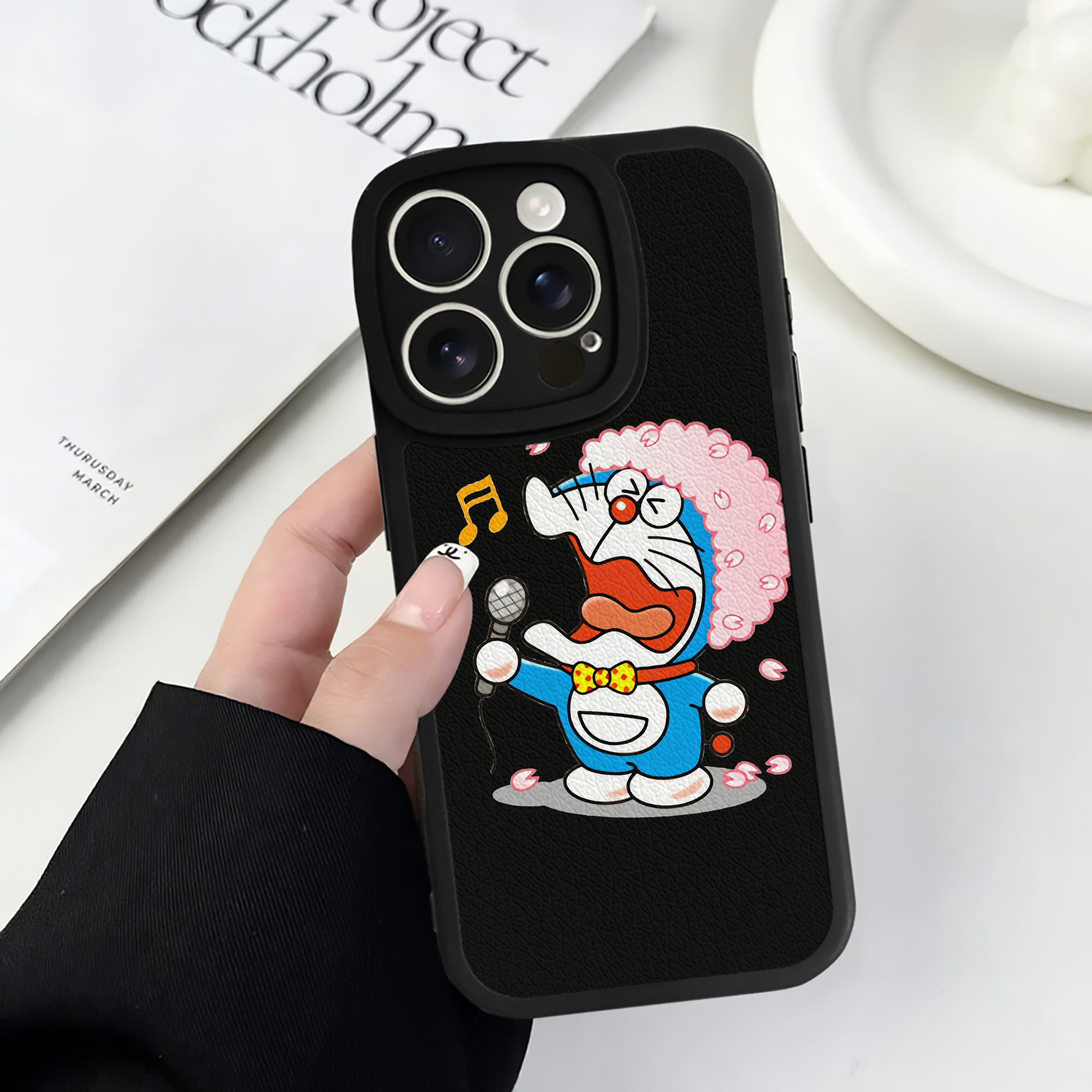 （画像用） ドラえもん Doraemon 【iPhone 16シリーズ対応】シリコンスマホケース（レザー調） 材質：シリコン
